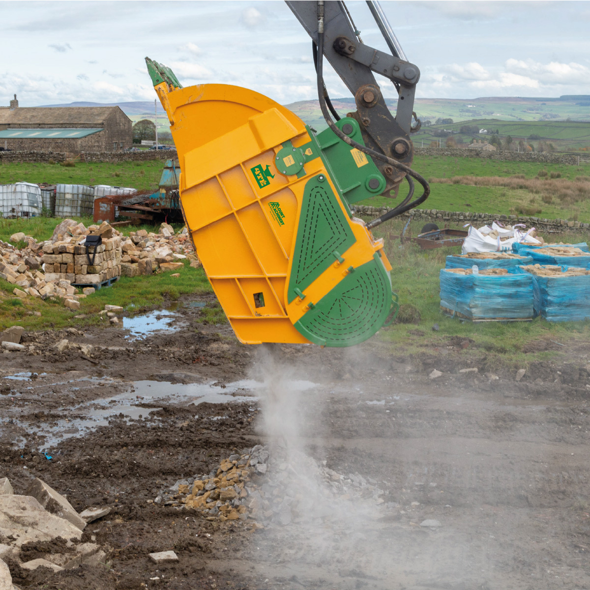 Crusher-Bucket-for-25T-Excavator-1 (1)_EDIT